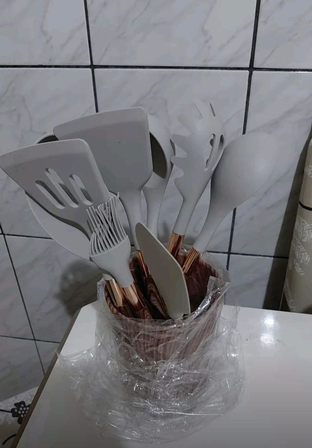 Jogo de utensílios de silicone na cozinha da cliente 5