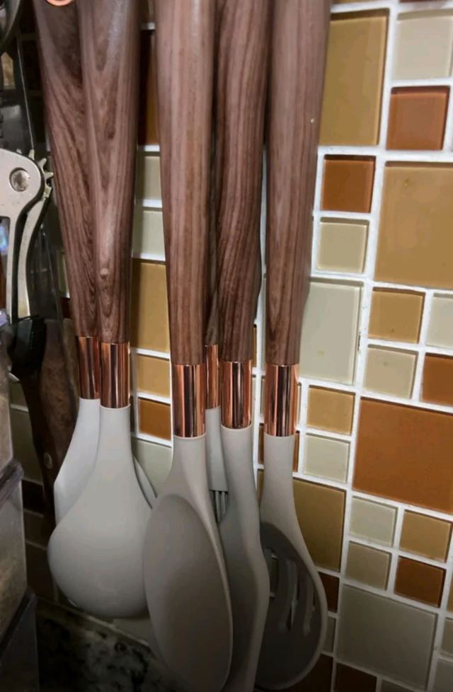 Jogo de utensílios de silicone na cozinha da cliente 3