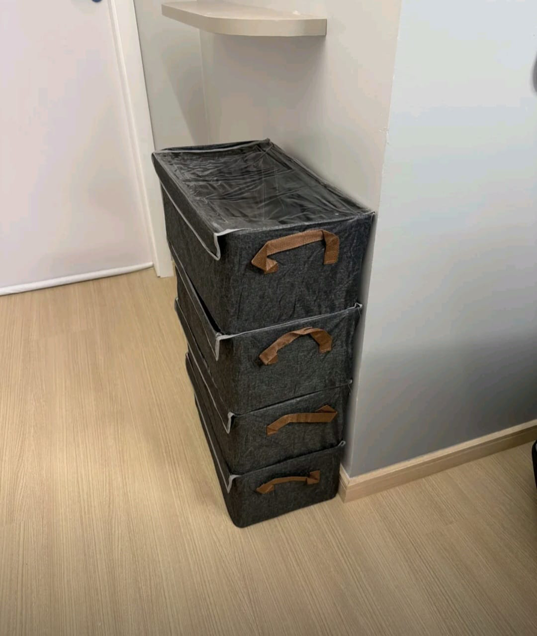 Cestos organizadores no armário da cliente 6