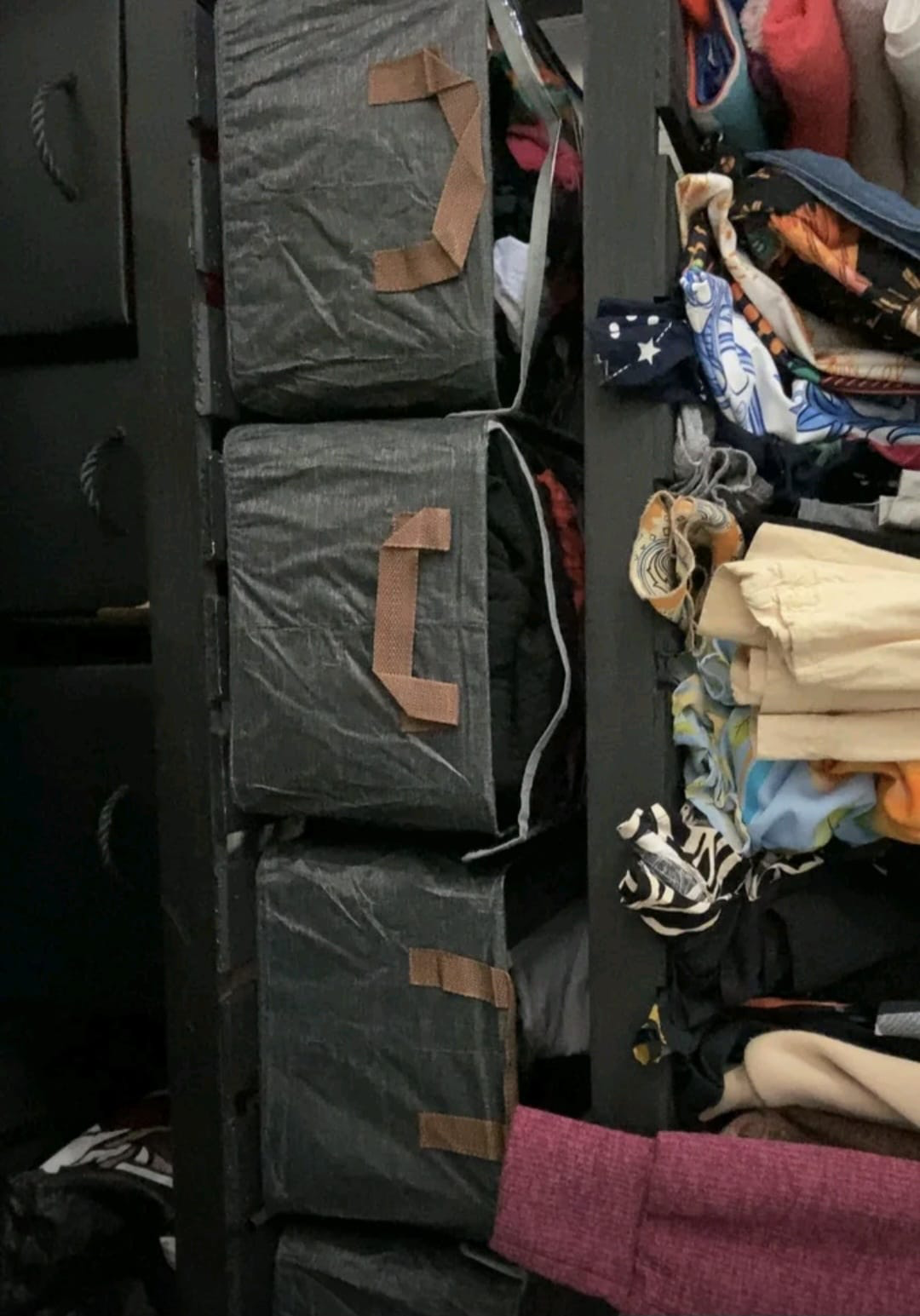 Cestos organizadores no armário da cliente 2