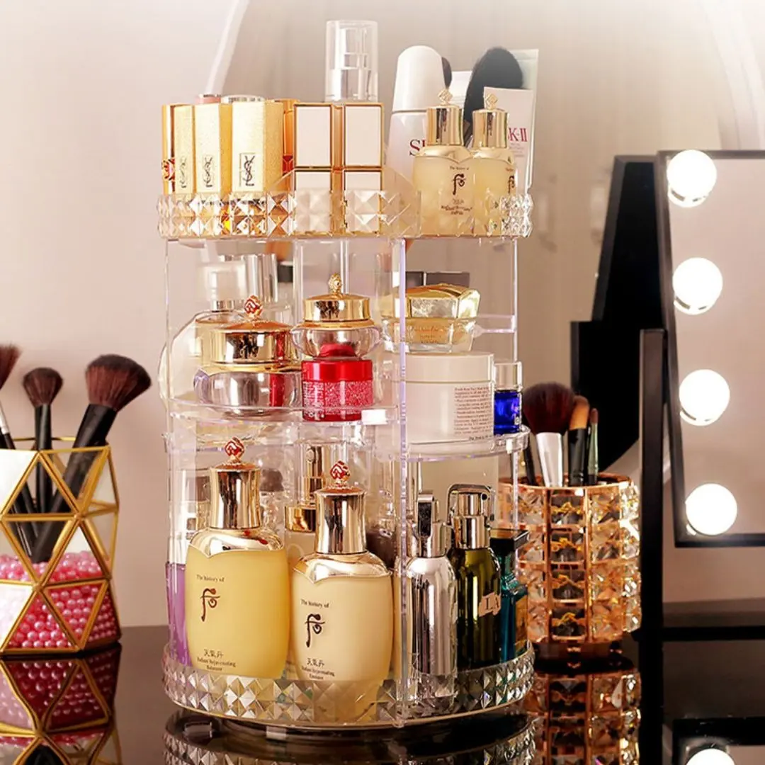 Organizador acrílico com perfumes, cremes e maquiagem na penteadeira