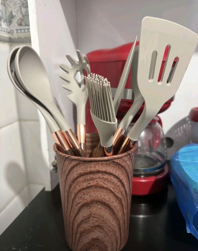 Jogo de utensílios de silicone na cozinha da cliente 1