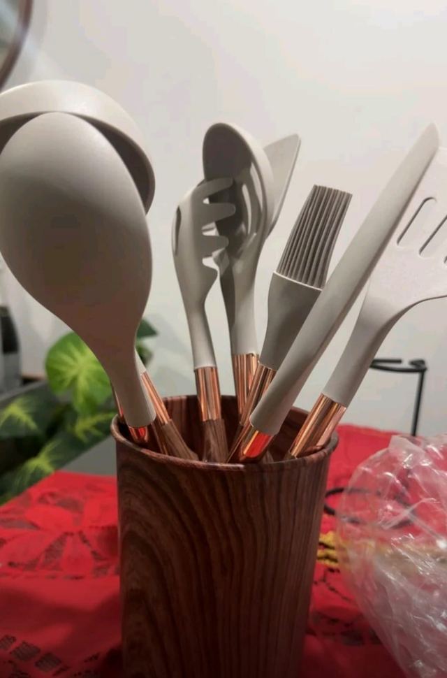 Jogo de utensílios de silicone na cozinha da cliente 2
