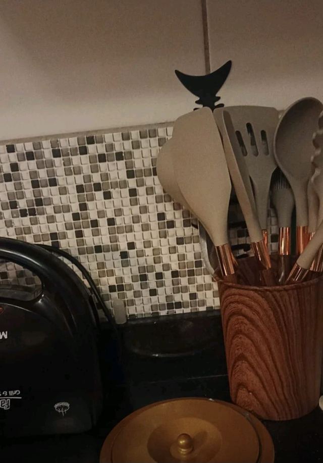 Jogo de utensílios de silicone na cozinha da cliente 4