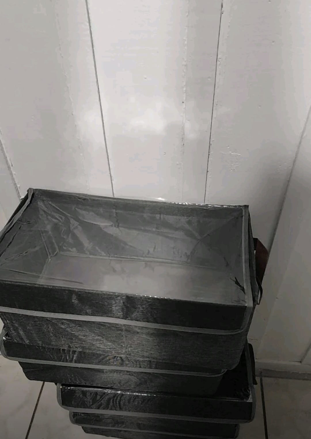 Cestos organizadores no armário da cliente 1
